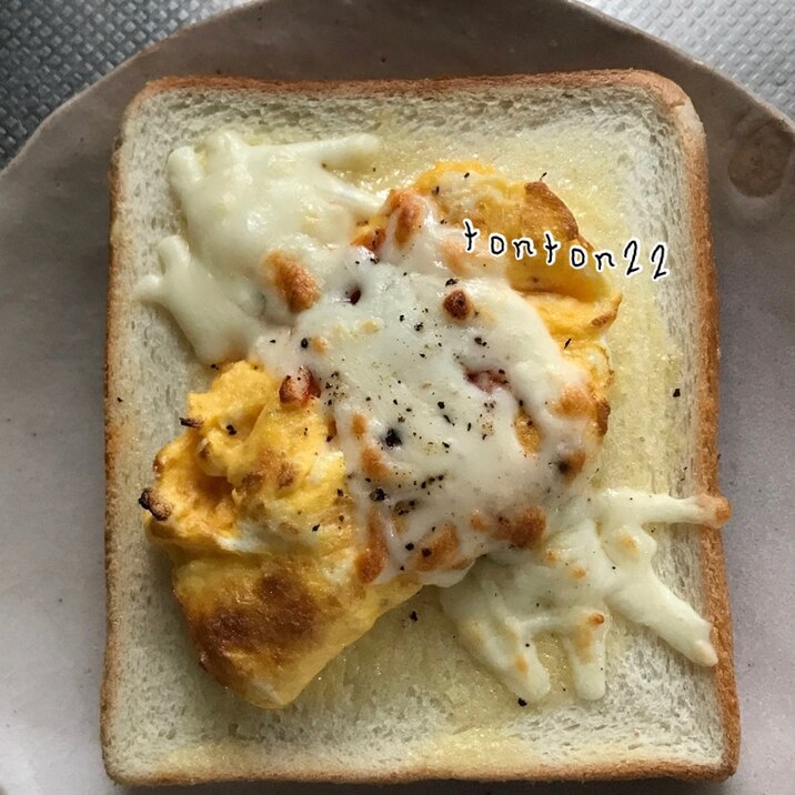 スクランブルエッグのせチーズトースト☆